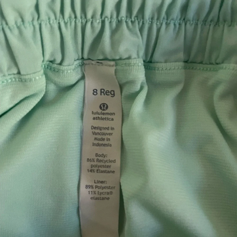 Lululemon Hotty hot shorts 2.5” inseam low rise - Picture 4 of 5